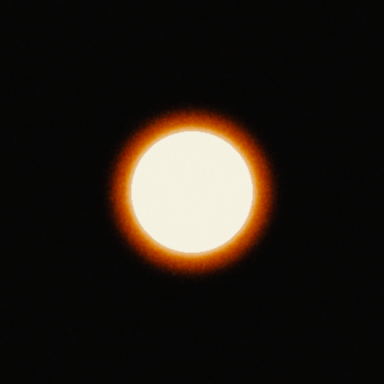 A bright white disc 120 px across on a dark background on Super 16: the red-orange halo reaches about 30 px beyond the disc.