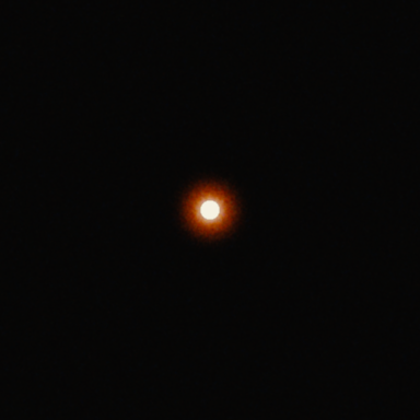 A bright white disc 16 px across on a dark background on Super 16: the red-orange halo reaches about 27 px beyond the disc.