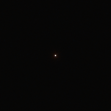 A bright white disc 4 px across on a dark background on Super 16: the red-orange halo reaches about 14 px beyond the disc.