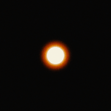 A bright white disc 58 px across on a dark background on Super 16: the red-orange halo reaches about 29 px beyond the disc.