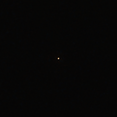 A bright white disc 4 px across on a dark background on Super 8: the red-orange halo reaches about 2 px beyond the disc.